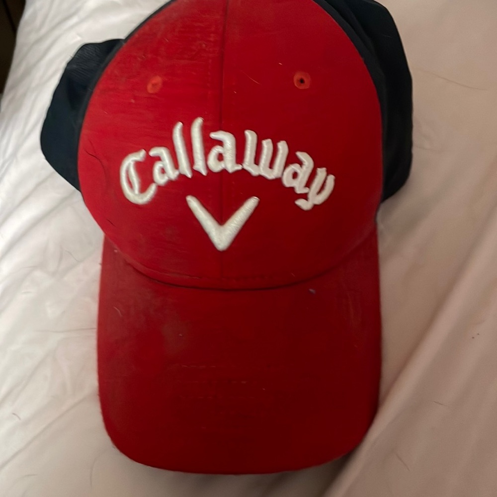 It’s a callaway golf hat, it’s red, white, dark blue at the back